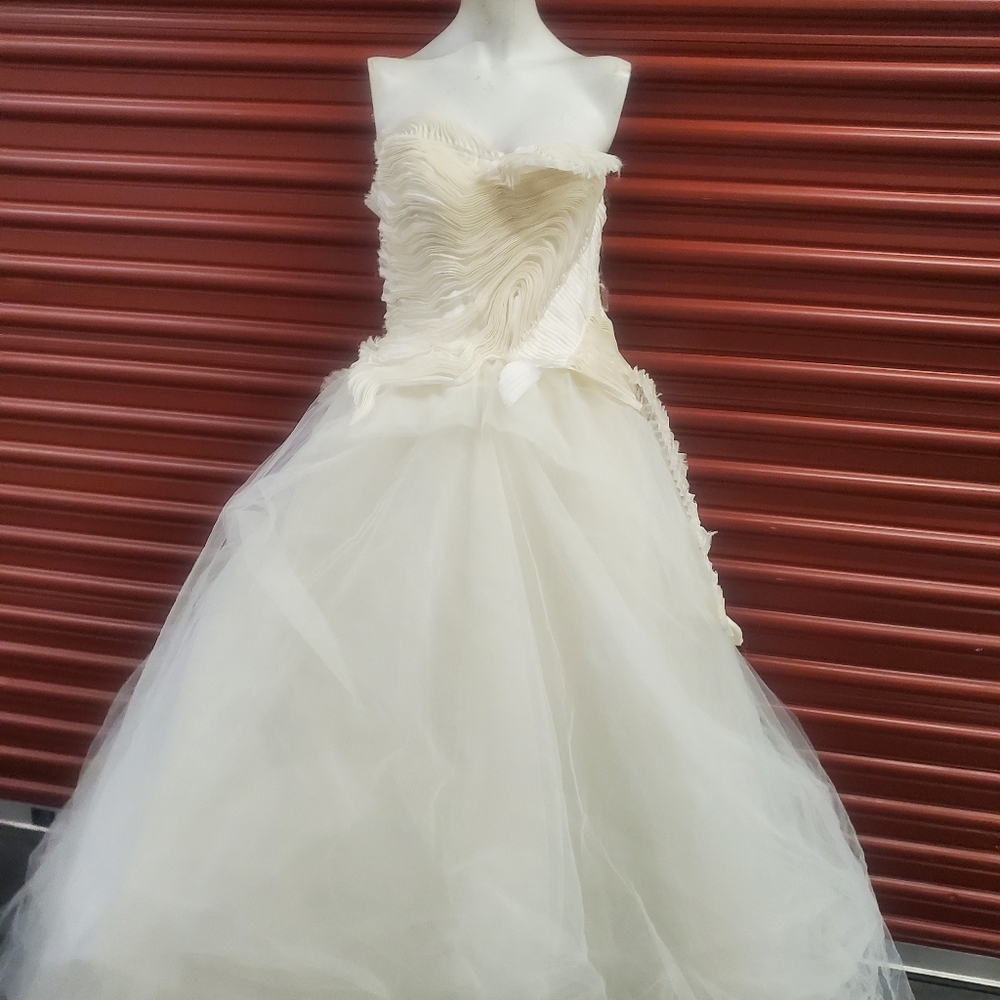 Vera Wang Hazel Strapless Tulle Ball Gown Dress in Ivory Size 8